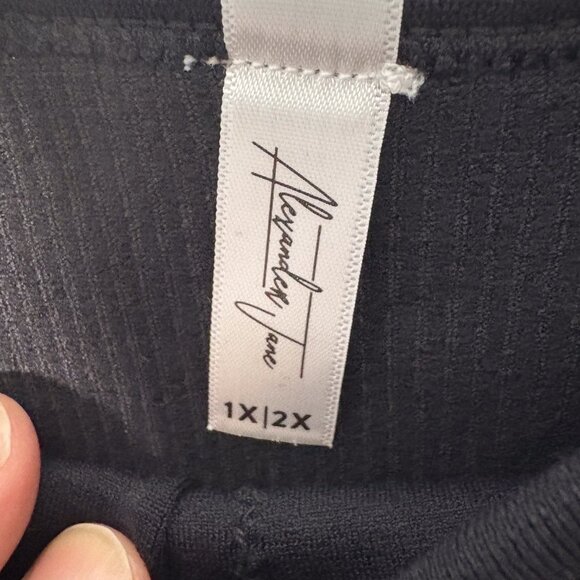 Alexander Jane Plus Size 1X/2X Black Ribbed Crop Tank Top | Padded - Picture 2 of 3